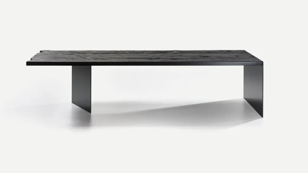 Tavolo ILL Metal in legno secolare nero e base in metallo di Nature Design